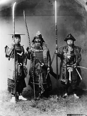 Czarno-białe zdjęcie przedstawiające trzech japońskich wojowników